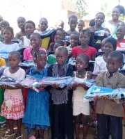 CHAQUE JOUR, GRÂCE À VOUS, DES ENFANTS PRENNENT LE CHEMIN DE L’ÉCOLE 📚